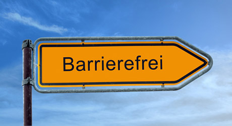 Wegweiser mit der Aufschrift Barrierefrei