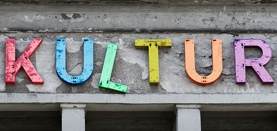 Schriftzug Kultur mit bunten Buchstaben an einem Gebäude