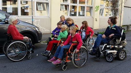 6 Kinder probieren Rollstühle aus