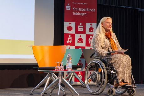 Die Landesbehindertenbeauftragte Stephanie Aeffner begrüßt die Anwesenden.