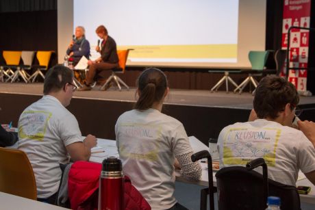 Die drei Teilnehmer*innen der Gruppe „Mensch zuerst Göppingen“ tragen ein weißes T-Shirt mit der Aufschrift: „Wir machen uns für Inklusion stark.“