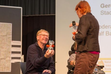 Am Ende der Talkrunde bekommen die Teilnehmenden ein kleines Geschenk überreicht: Andreas Brauneisen mit  Elvira Martin