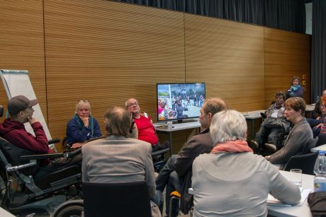 Workshop 1: In der Mitte mit rotem T-Shirt Referent Gotthilf Lorch, vorne links Co-Referent Oliver Straub