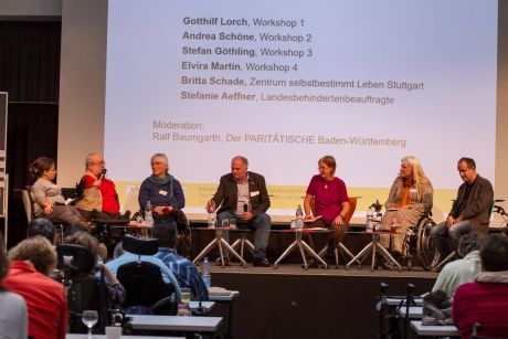 Abschlussrunde: auf dem Podium sitzen von links nach rechts Andrea Schöne (Workshop 2), Gotthilf Lorch (Workshop 1), Britta Schade (ZSL Stuttgart, Mitveranstalterin der Konferenz), Ralf Baumgarth (Moderation) Elvira Martin (Workshop 4), Stephanie Aeffner (Landesbehindertenbeauftragte), Stefan Göthling (Workshop 3)