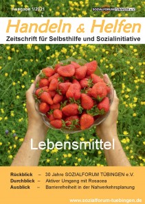 Zwei Hände halten ausgestreckt eine mit Erbeeren gefüllte Glasschale; im Hintergrund eine gelbe Blumenwiese