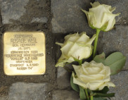 Foto Stolperstein für Rosalie Weil ,it drei weißen Rosen